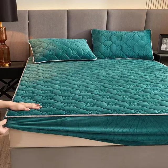 Solid colour quilted mattress sheet