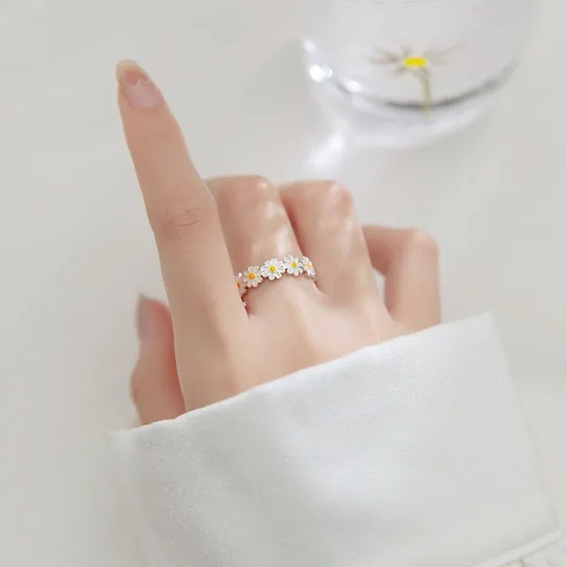 Nowoczesny pierścionek dla kobiet z pięknymi dausiami