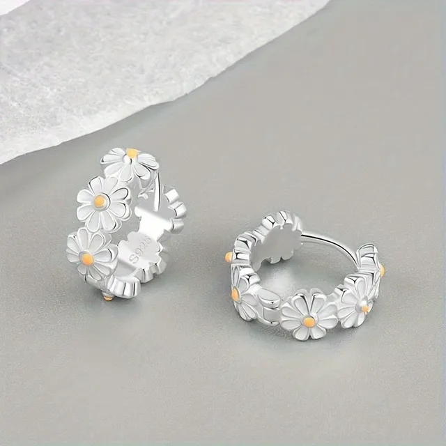 Elegant silver earrings with daisy motif