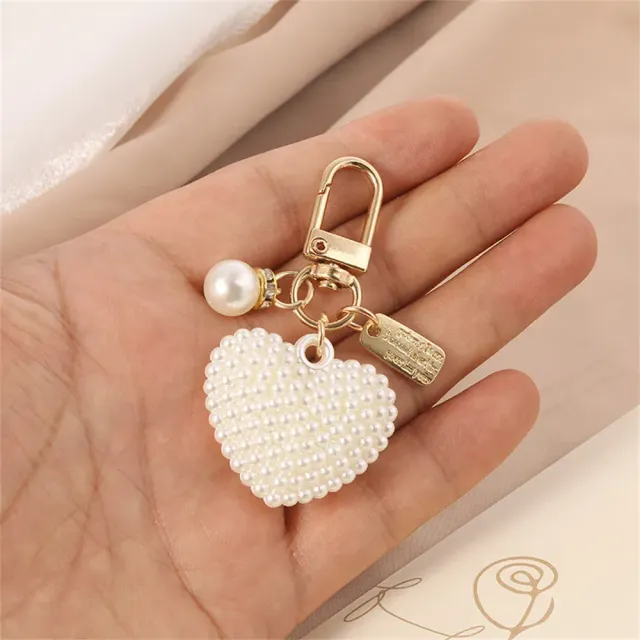 Elegantný kľúč vyrobený z umelých korálok v tvare guličiek alebo sŕdc - vhodný ako darček na Deň Valentína