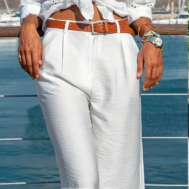 Pantaloni scurți pentru femei Plus Size - Eleganți și confortabili cu decorațiuni cu nasturi, talie elastică și buzunare