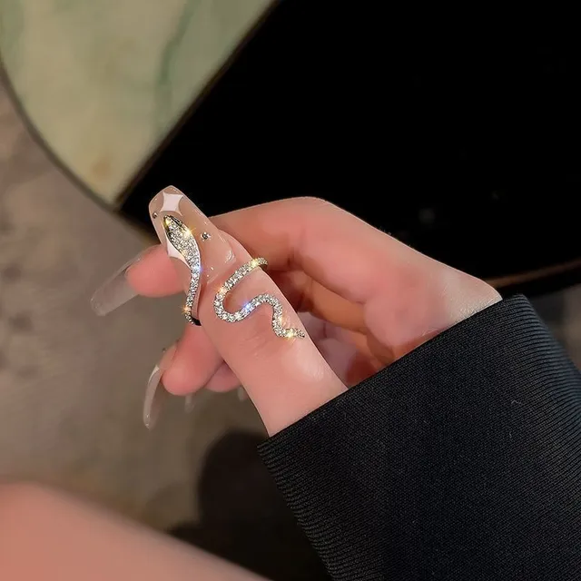 Luxusný moderný extravagantný prsteň v tvare hada s ozdobnými kamienkami Axel