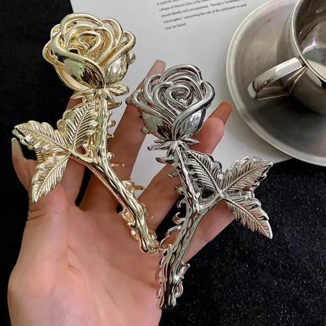 Women's metal clip in the shape of a rose