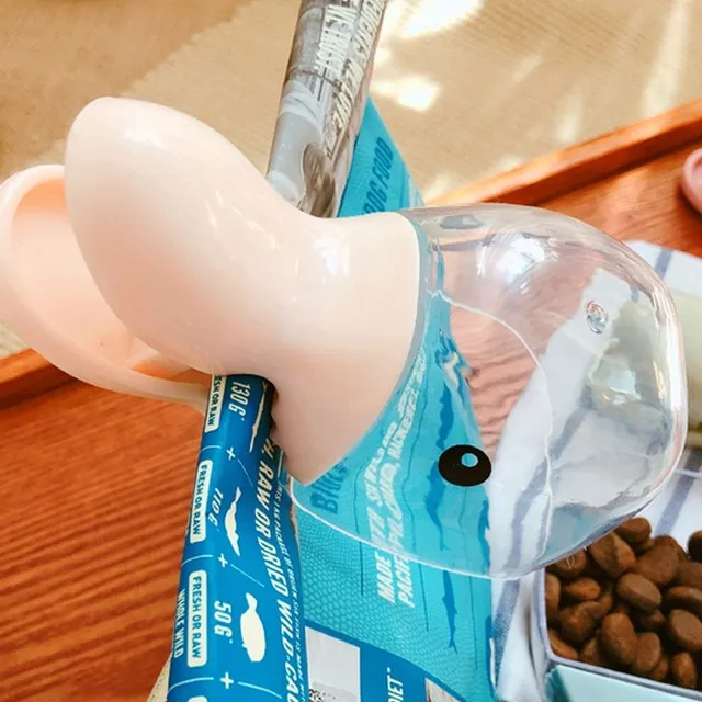 Cute duck shaped kibble scoop with a pin to close the bag Rainer