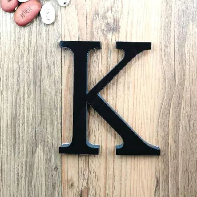 Dekoracyjne minimalistyczne jednokolorowe litery z światłem odbicia dla piękna domu