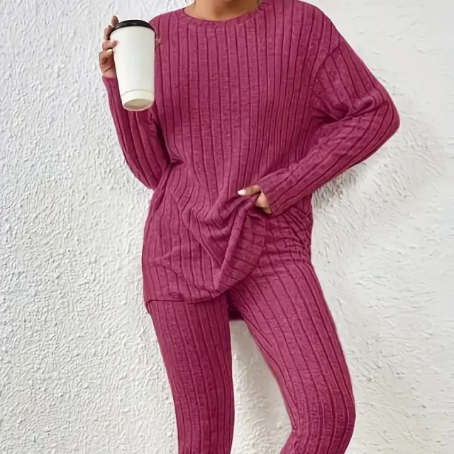 Ensemble deux pièces pour femmes avec fines côtes - un ensemble confortable et élégant composé d'un T-shirt à manches longues et d'un bas moulant.