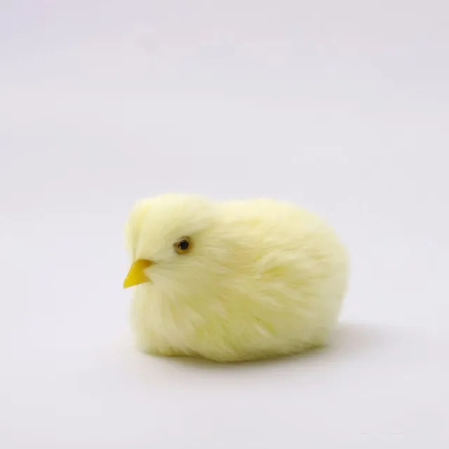 Realistická dekorace kuřátka na Velikonoce - roztomilá figurka