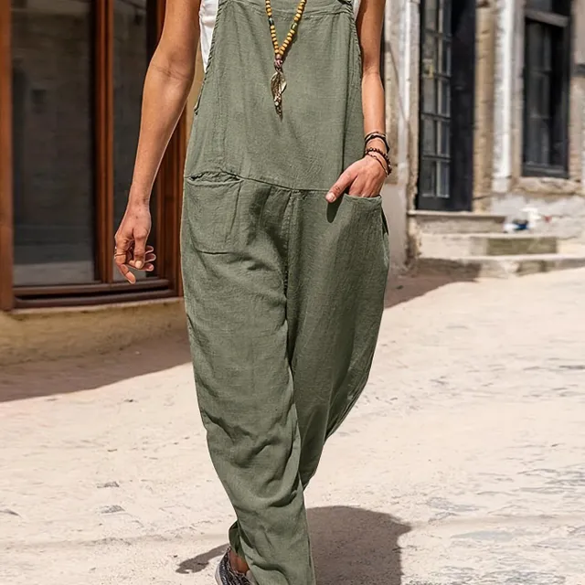 Women's sleeveless jumpsuit with pockets on the front - solid colour