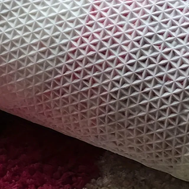 Absorbujúci koberec z mikrovlákna