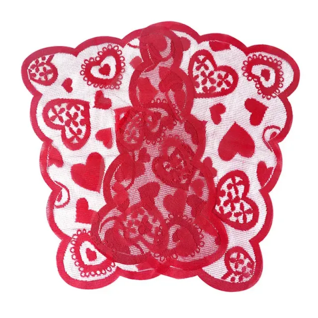 Czerwony bieżnik walentynkowy na stole z haftowanymi sercami