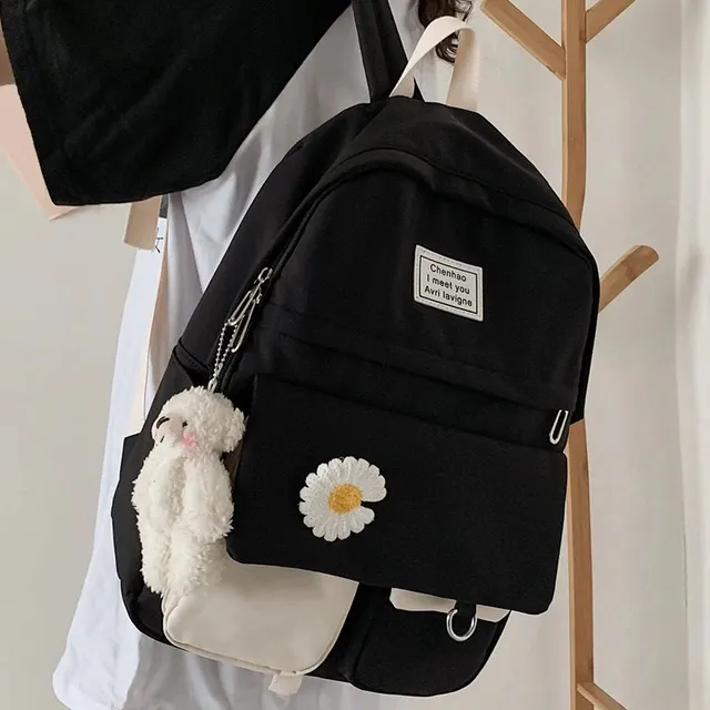 Dámsky batoh s príveskom medvedíka