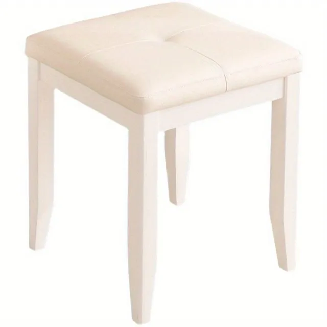 Minimalistická bílá židle ke toaletnímu stolku s měkkým sedákem