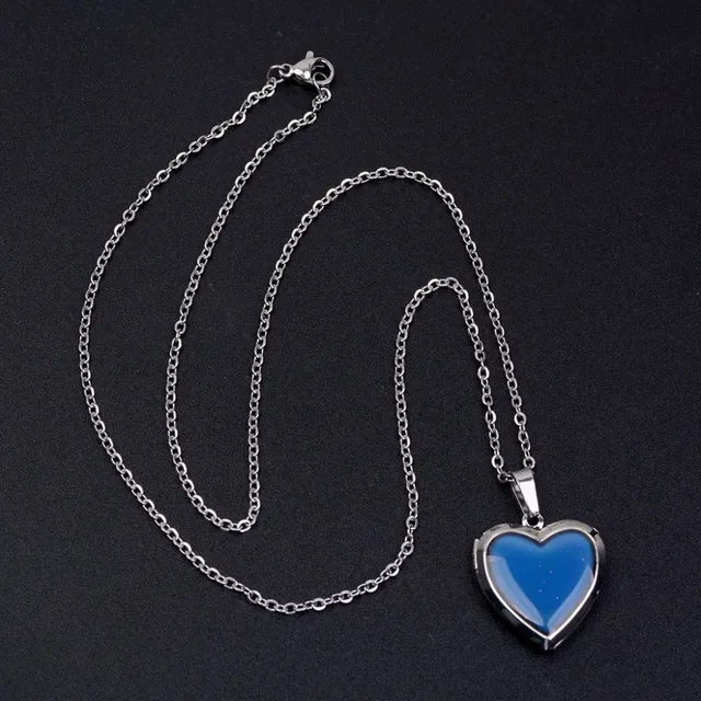 Necklace with a pendant that changes according to mood