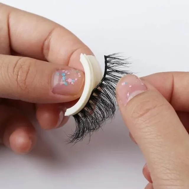 Repeatedly applicable self-adhesive eyelashes