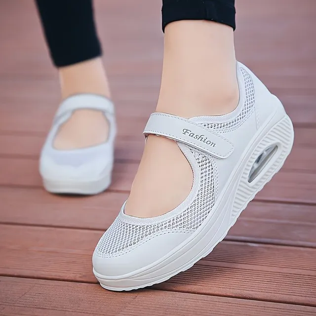 Comfortable outdoor shoes with belt around the ankle