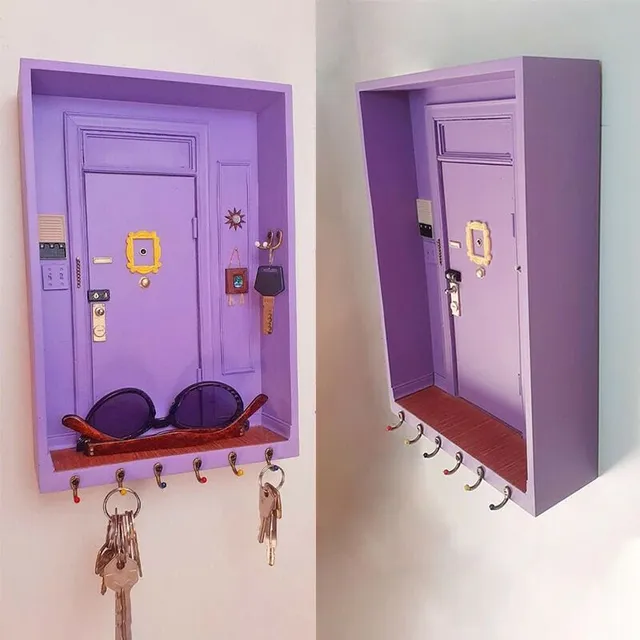 1 ks drevený fialový vešiak v dizajne vchodových dverí