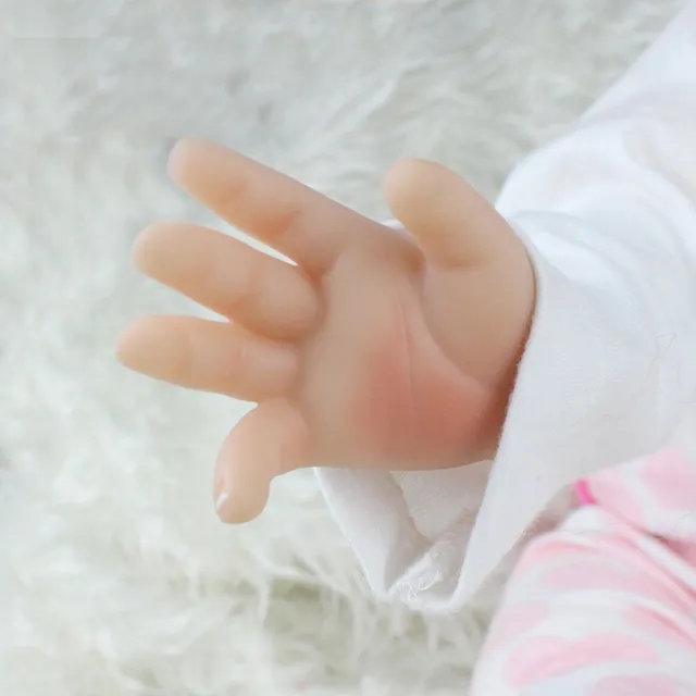 Realistická panenka miminka
