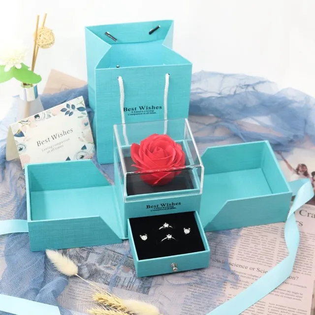 Piękne pudełko z kwiatami ze stylowym łańcuchem