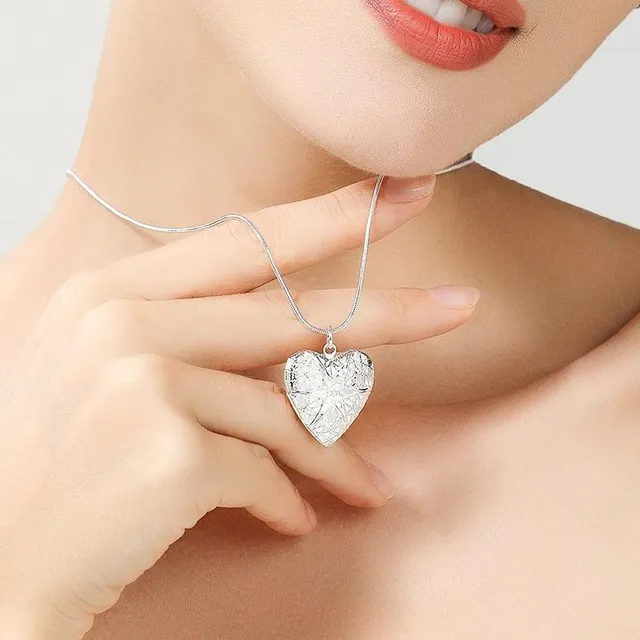 Women's necklace with an opening heart