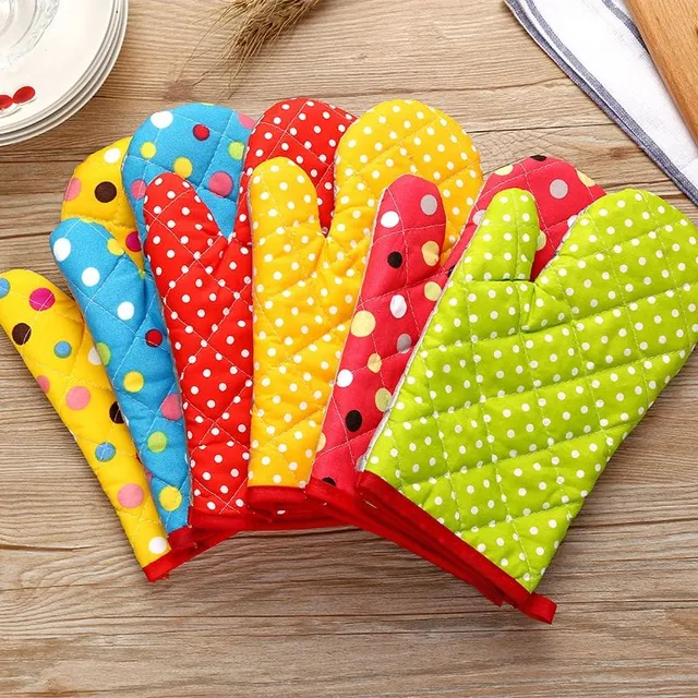 Kitchen mitt with polka dots