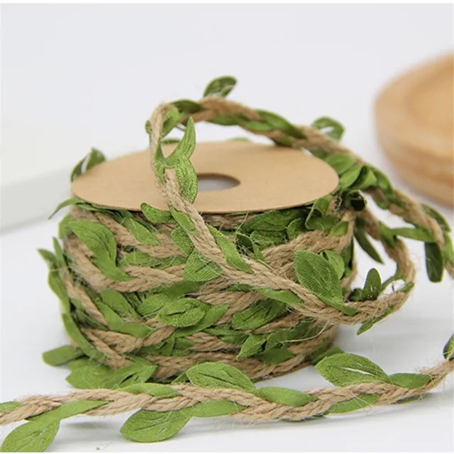 Decorative string with Howie leaves