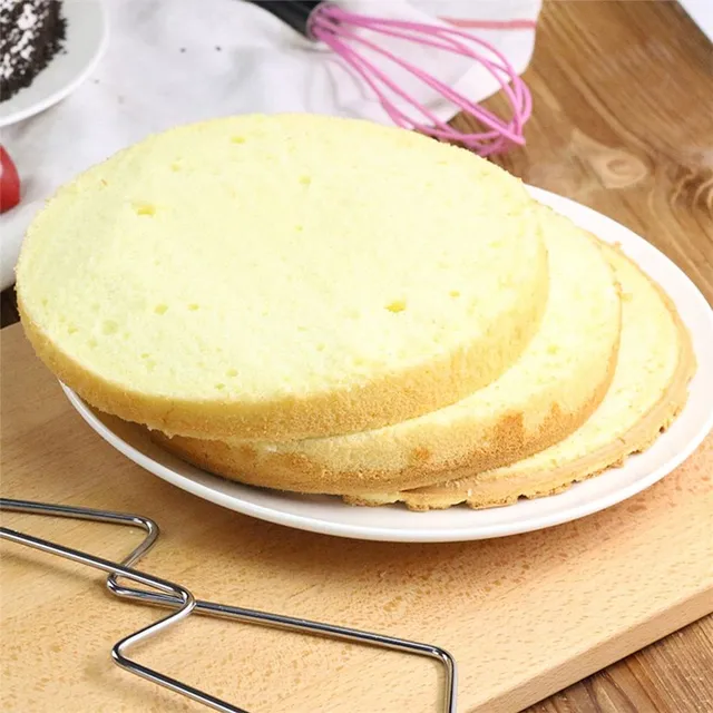 Adjustable cake slicer