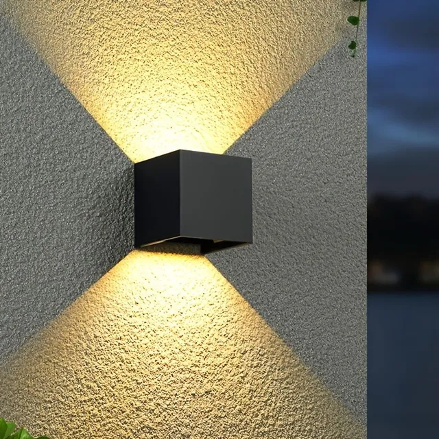 Vonkajšia stena LED svetlo s káblovou prípojkou - moderné čierne, teplovodné, IP65 vodotesné, vhodné na vnútorné aj vonkajšie použitie.