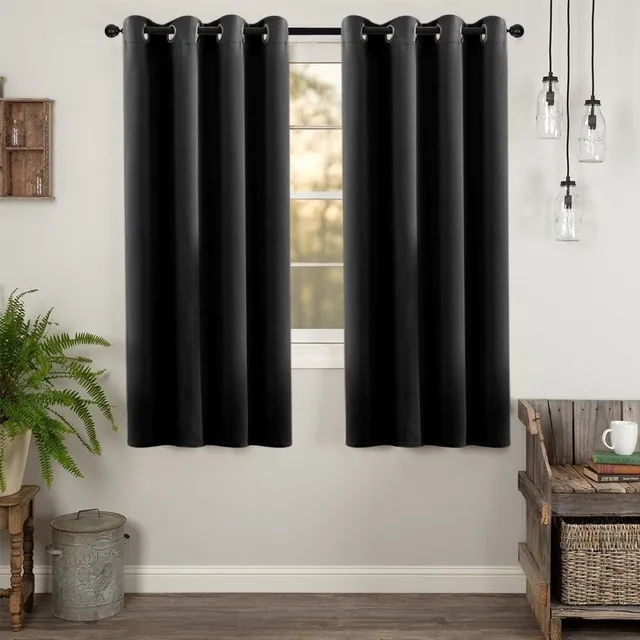 Blackout curtain with metal meshes