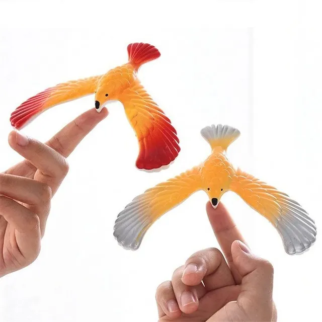 Magická balančná hračka v tvare orla, ktorý sa drží za zobák - náhodná farba Lubosh