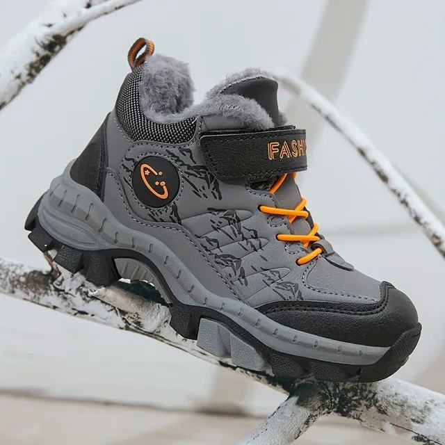 Children's winter hiking shoes with steel claws and fleece lining