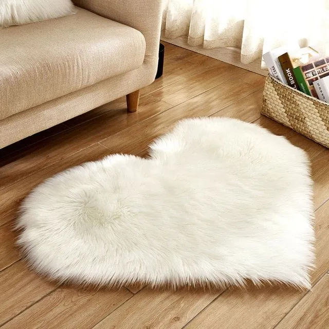 Hairy carpet in heart shape 40x50cm