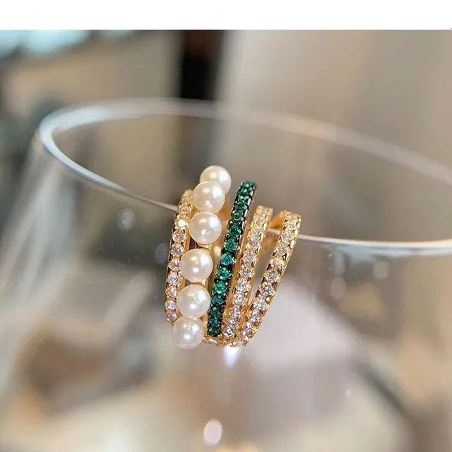 Elegantní dámské náušnice ve zlaté barvě s třpytivými kamínky v zelené barvě s perlami