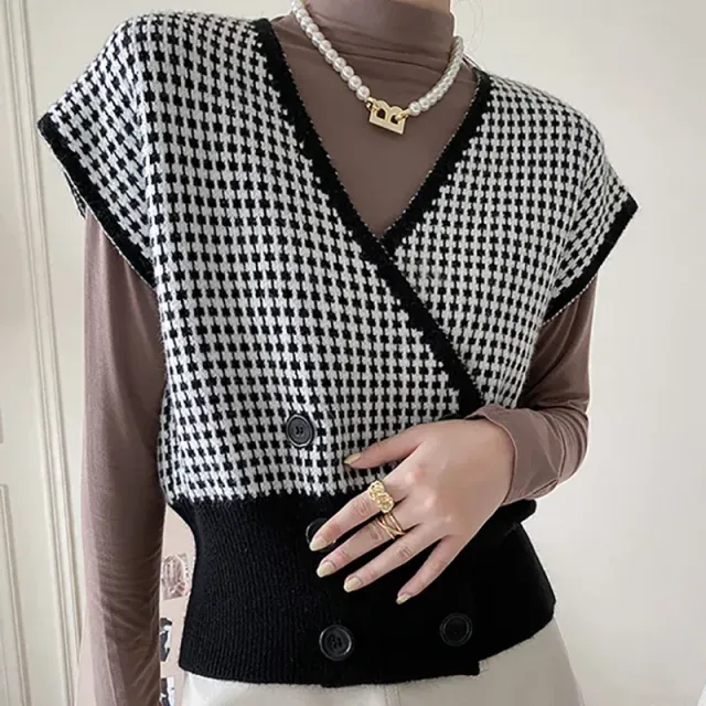 Autumn/winter women's plaid knitted vest with V-neck and double button fastening