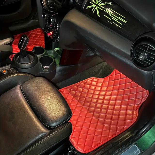 Tapis de voiture en cuir rouge de luxe - Accessoire stylé et durable pour chaque voiture