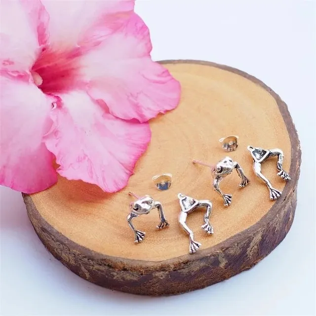 Pair of luxury earrings in the shape of frogs crawling through a hole - silver color Vihaan