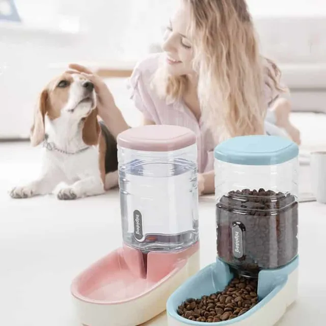 Powder dispenser for dogs or cats