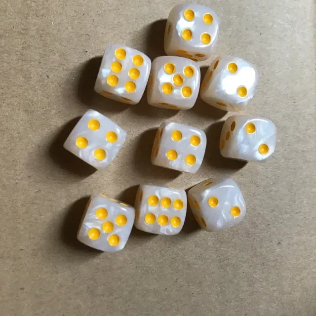 10 ks klasických herných kociek s perlovým vzorom a číslami - bežné kocky