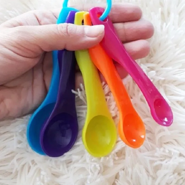 Set de 5 măsuri din plastic colorat