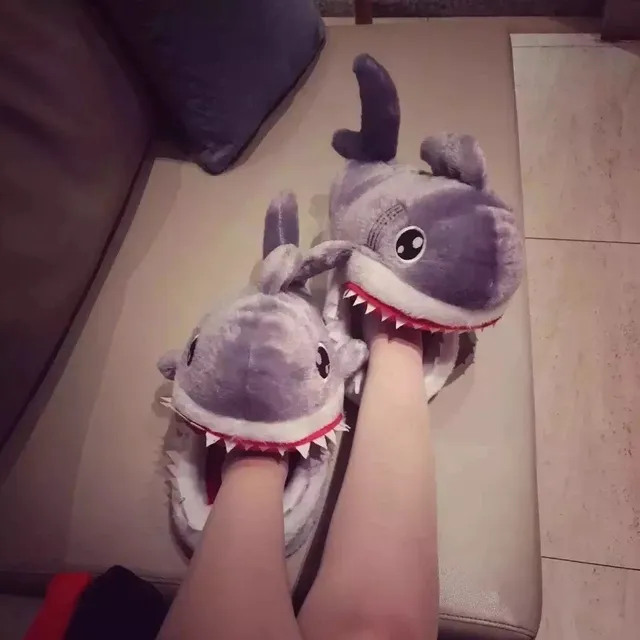 Women's shark-shaped slippers