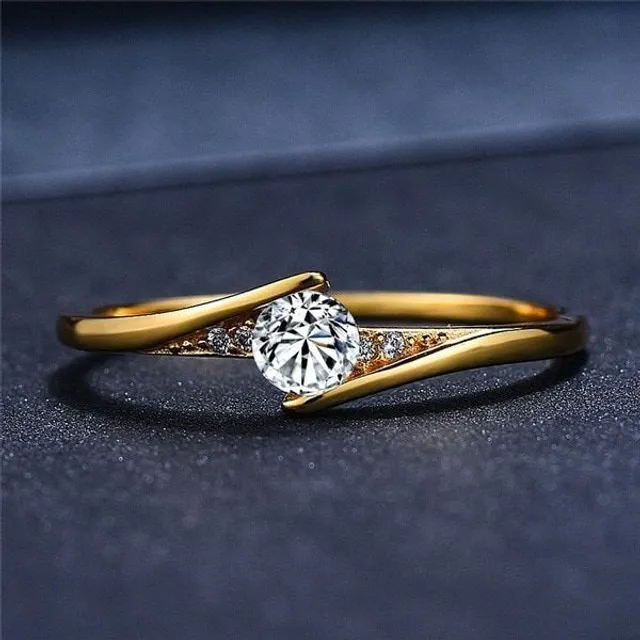 Inel de lux de culoare aurie cu design ce susține o piatră albă strălucitoare
