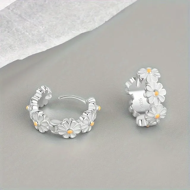 Elegant silver earrings with daisy motif