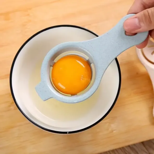 Separatoare simplu și practic pentru albuș de ou