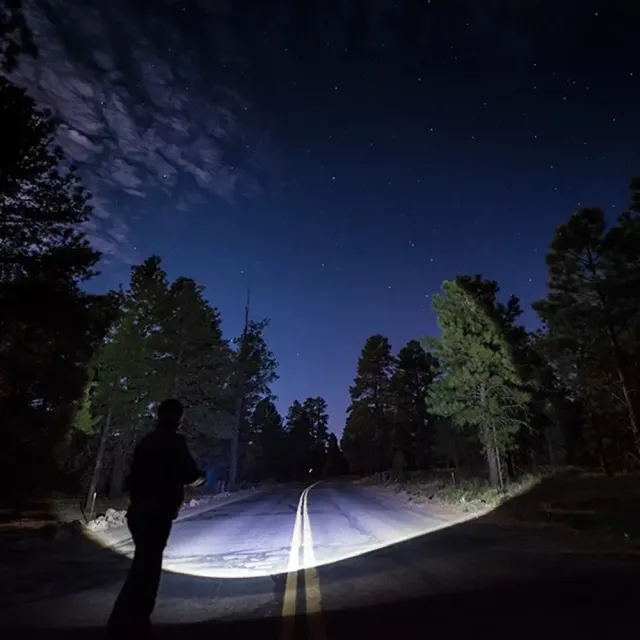 Výkonná LED kempovacia lampa s 5 režimami osvetlenia a zoomu