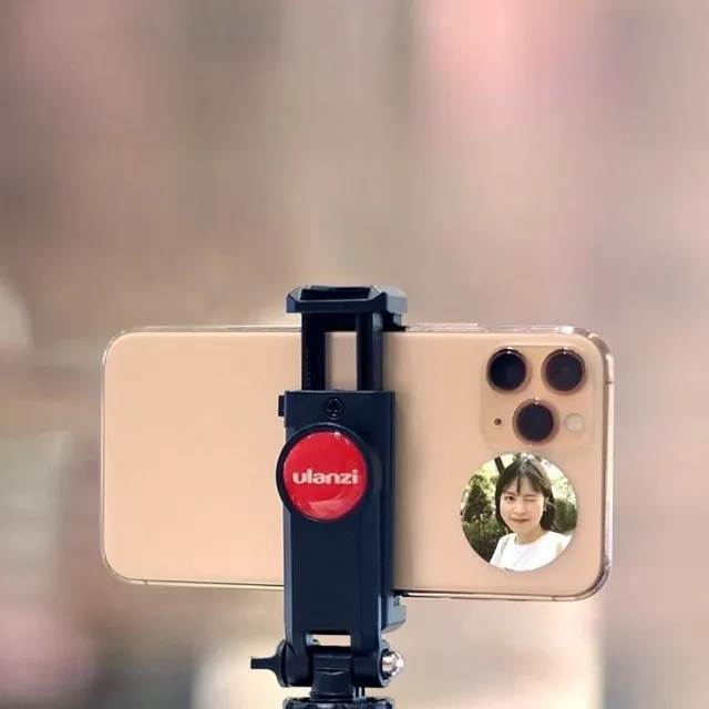 Universal selfie mirror for smartphones