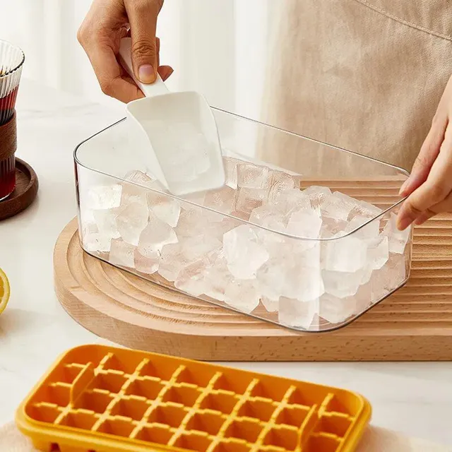 Large ice cube box with 64 compartments and lid for easy ice removal with one click