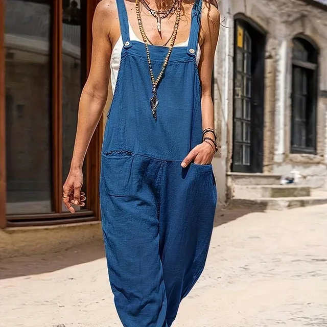 Women's sleeveless jumpsuit with pockets on the front - solid colour