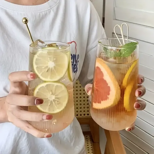 Verre en verre élégant avec rayures verticales - idéal pour le jus, le lait, le café et d'autres boissons