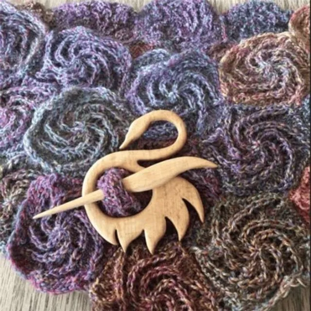 Stylová dřevěná brož vhodná na svetry - několik různých variant provedení Kelechi