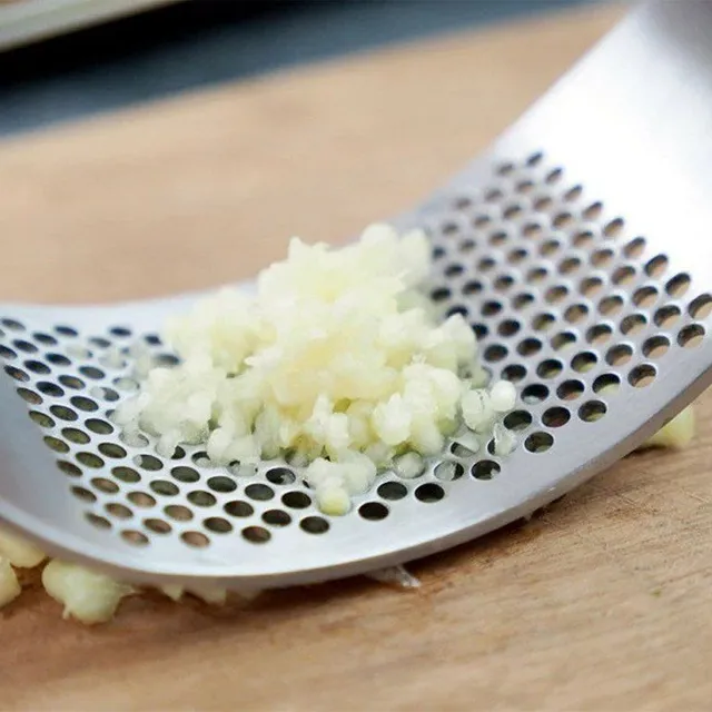 All-metal hand press for garlic