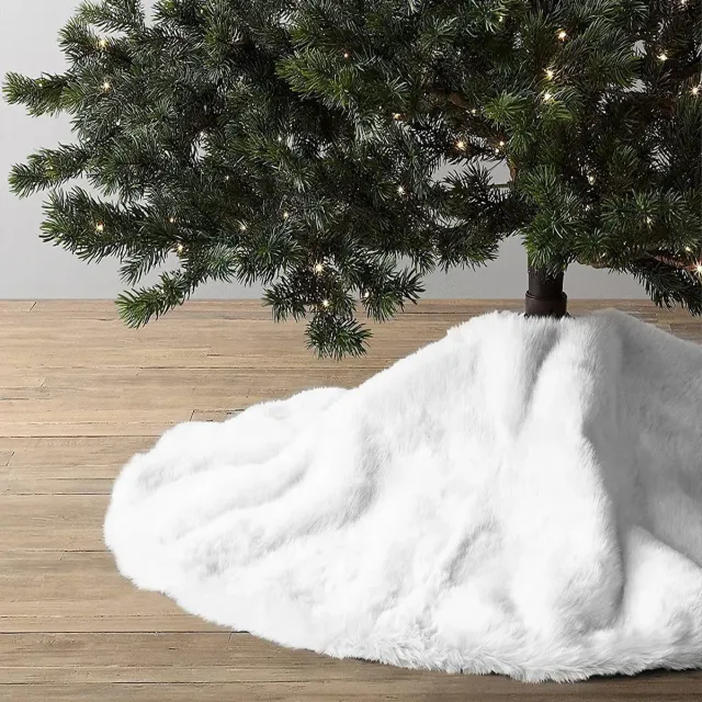 Świąteczny dywan pod drzewem czysto biały